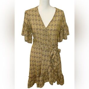 Max Studio Flutter Sleeve Short Wrap Dress in Yellow Gold and Black. Size XL